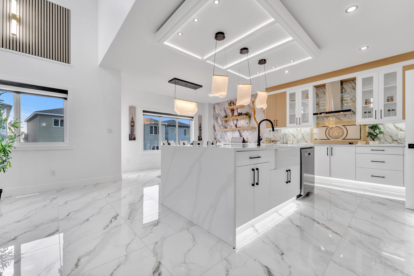 Kitchen with marble finishes